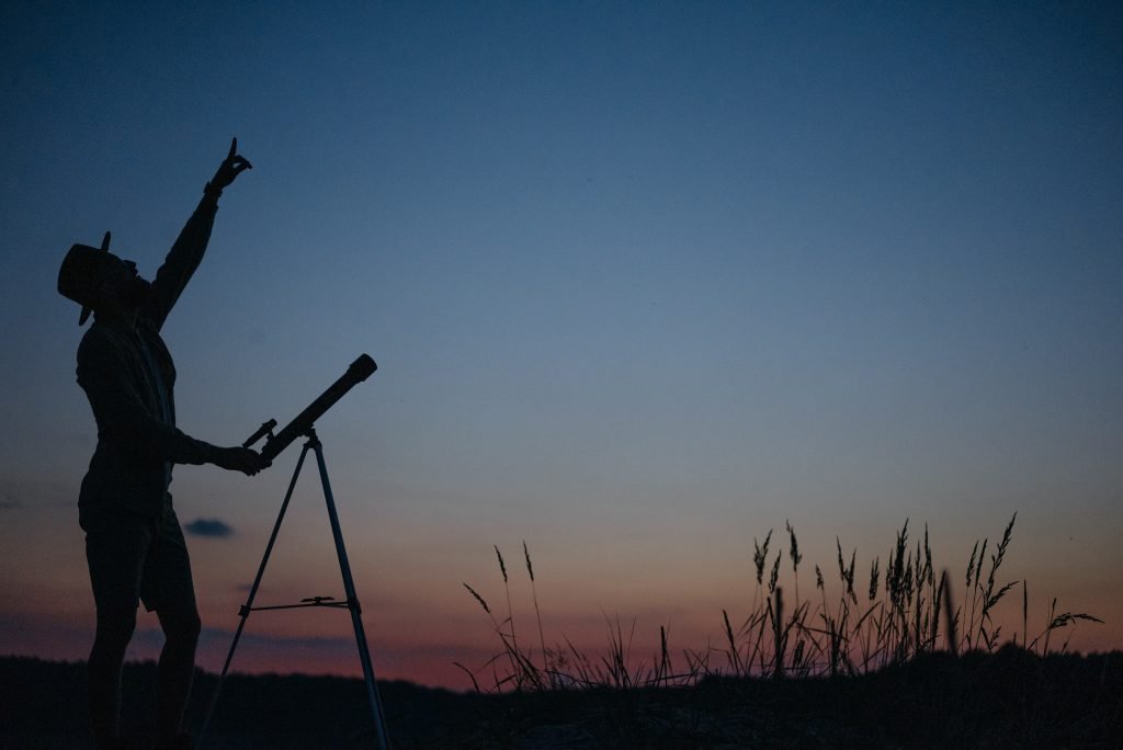 observer avec un télescope à miroir